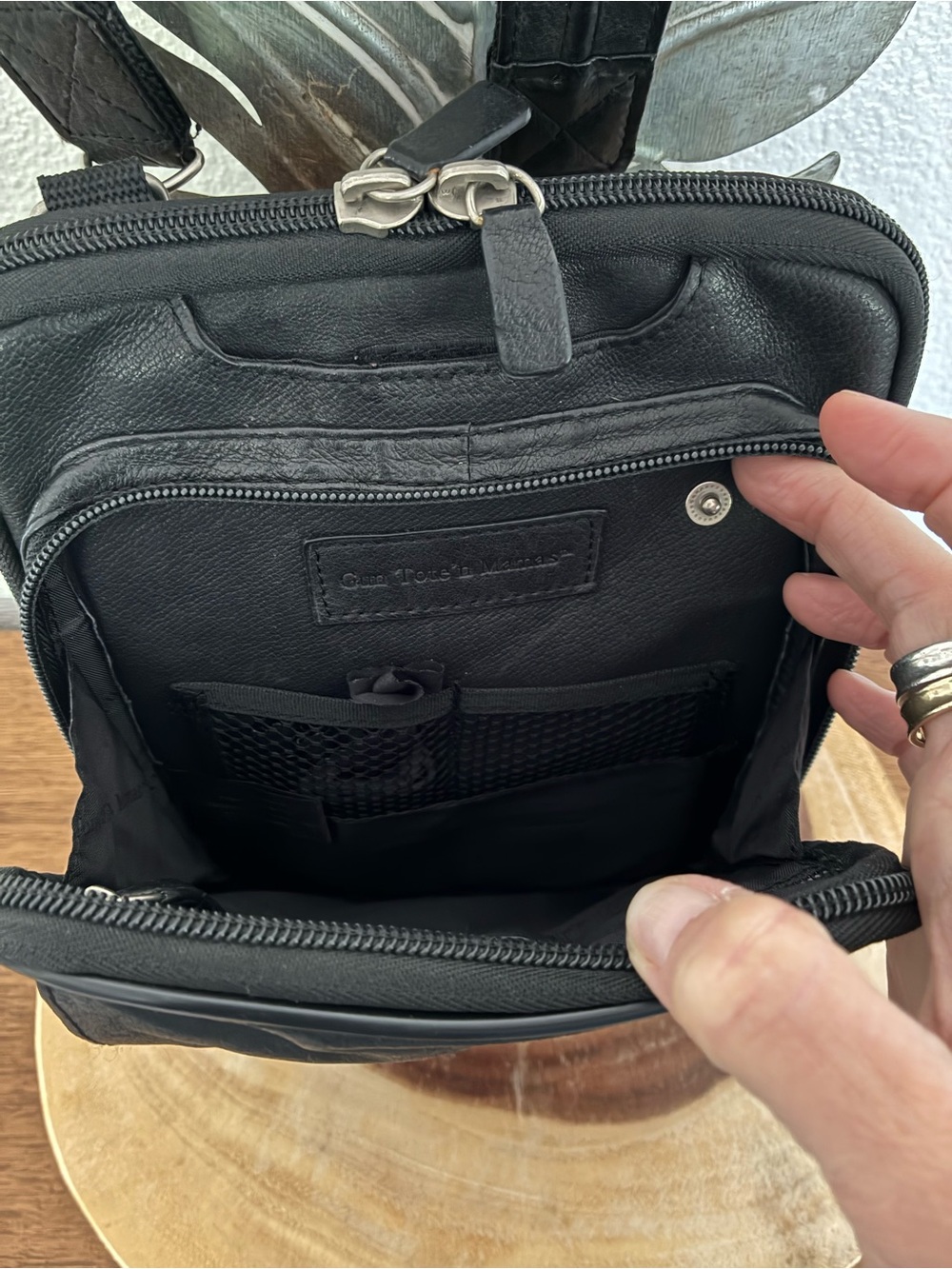 Gun Tote’n Mamas Black Leather Crossbody Conceal Carry Bag 
(No holster) - Picture 4 of 6